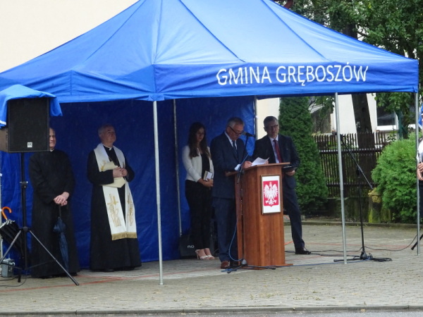 Uroczystość odsłonięcia i poświęcenia tablicy pamiątkowej w Gręboszowie