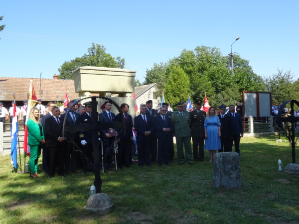Odsłonięcie i poświęcenie tablicy przy cmentarzu wojennym w Ujściu Jezuickim